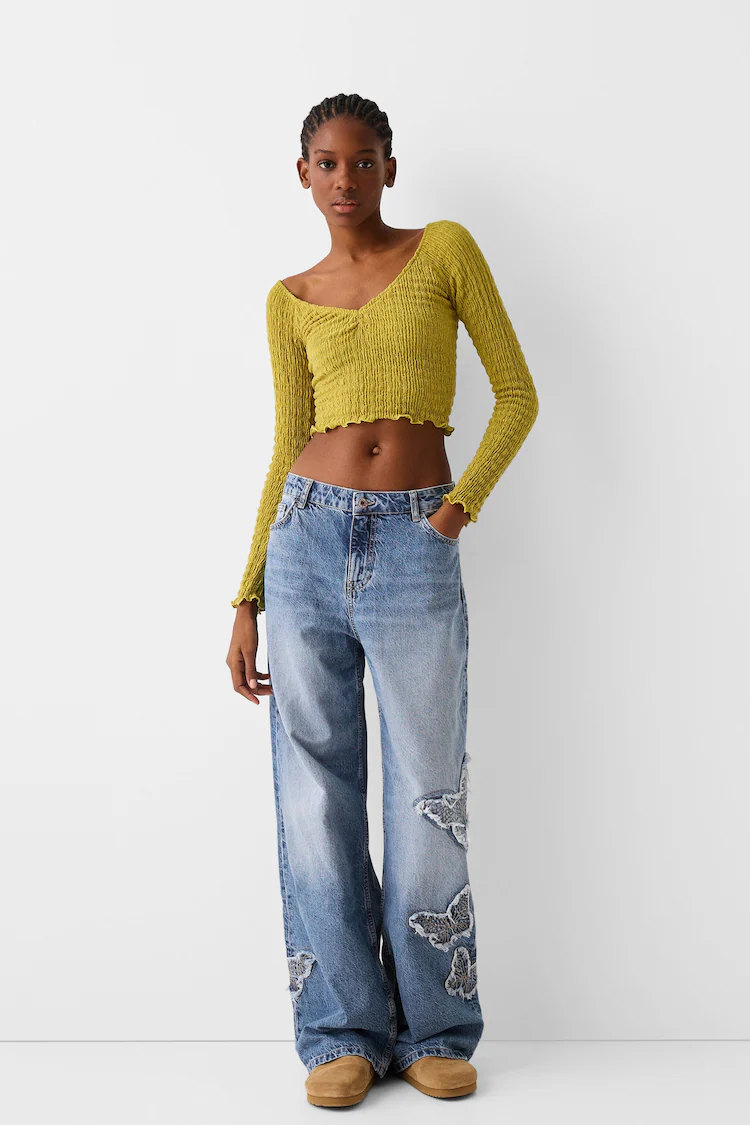 Джинсы Bershka: https://www.bershka.com/de/baggy-hosen-jeans-mit-schmetterlingen-c0p155192483.html?colorId=428