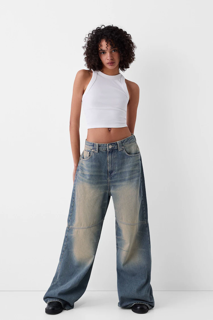 Джинсы Bershka: https://www.bershka.com/de/jeans-im-super-baggy-fit-mit-stickerei-c0p159486136.html?colorId=428&stylismId=4