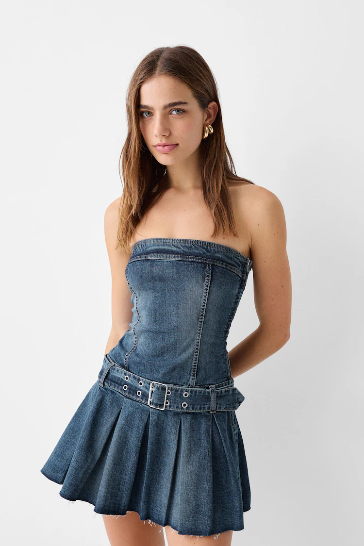 Платье Bershka: https://www.bershka.com/de/bandeau-minikleid-aus-denim-mit-g%C3%BCrtel-c0p152873079.html?colorId=428