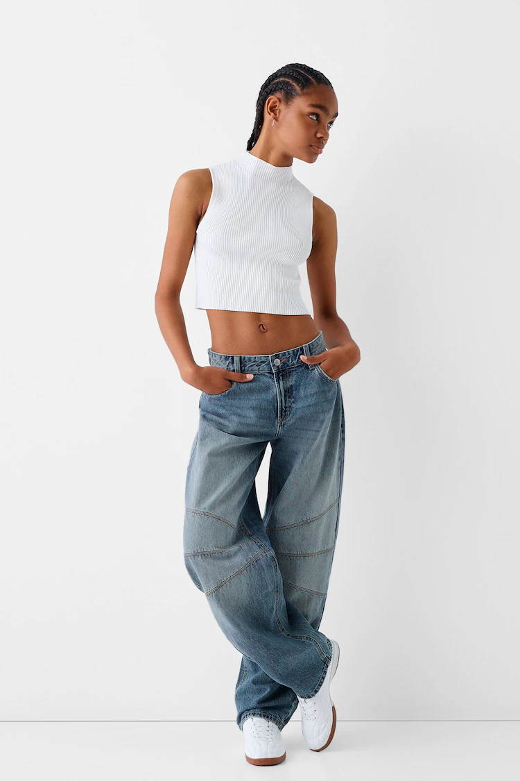 Джинсы Bershka: https://www.bershka.com/de/low-waist-balloon-jeans-mit-niedrigem-bund-und-schlitzen-c0p152761595.html?colorId=428&stylismId=4