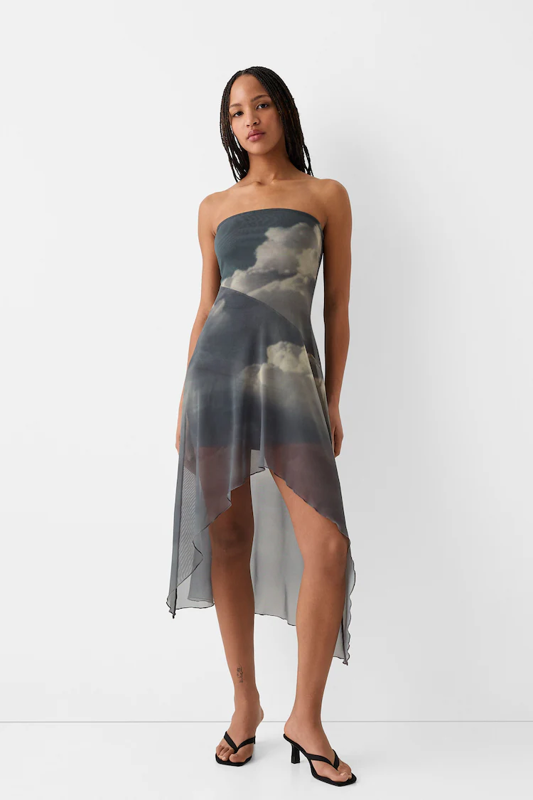Платье Bershka: https://www.bershka.com/de/asymmetrisches-bandeau-midikleid-aus-t%C3%BCll-c0p157426477.html?colorId=819
