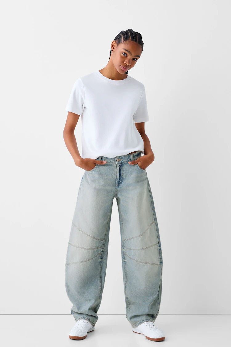 Джинсы Bershka: https://www.bershka.com/de/low-waist-balloon-jeans-mit-niedrigem-bund-und-schlitzen-c0p152761594.html?colorId=426&stylismId=4