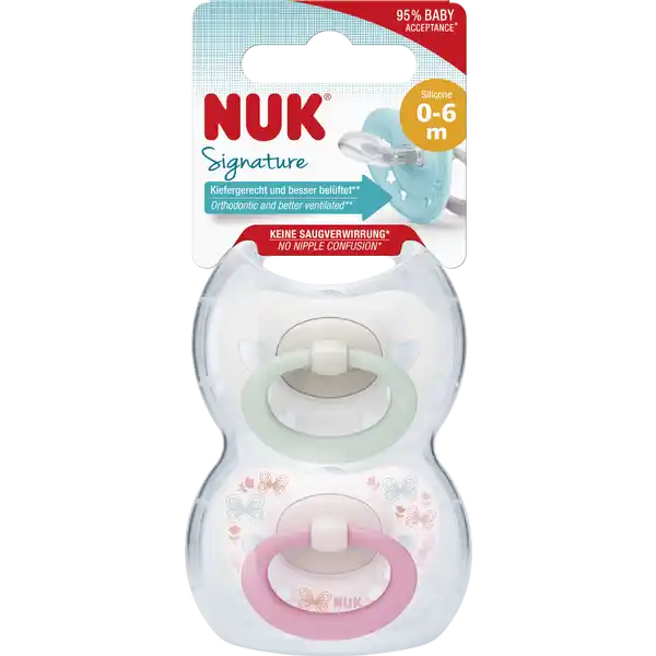 NUK Beruhigungssauger Signature RosaWei  Monate: Цвет: Produktbeschreibung und details NUK Signature Schnuller Von der Natur geformt Mit Liebe designt Sieh dir dieses kleine Gesicht an Diesen unverwechselbaren Ausdruck wenn dein Baby sein angeborenes Bedrfnis zu saugen stillt Die Antwort der NUK Signature Schnuller auf diese natrliche Notwendigkeit ist die vollkommen natrliche NUK Form Das Original Er ist einer Brustwarze beim Stillen nachempfunden So frdert er eine gesunde orale Entwicklung Denn es ist erwiesenermaen so dass natrliches Saugen nicht nur zur Einnahme von Nahrung dient sondern auch hilft wichtige Fhigkeiten wie richtiges Schlucken Kauen und letztlich auch Sprechen zu entwickeln Der NUK Schnuller ist so flach dnn und schmal dass er perfekt in den kleinen Mund passt und der Zunge genug Raum fr natrliche Saugbewegungen lsst Die Richtigkeit dieser Form ist von  der Kieferorthopden anerkannt die besttigen dass NUK Schnuller keine Zahn oder Kieferfehlstellungen verursachen Der beliebte NUK Schnuller begeistert nun mit einem wundervollen neuen Design Es verleiht dem berhmten herzfrmigen Mundschild noch flieendere weichere Formen und bringt den charmanten kleinen Ring modisch auf den neuesten Stand Fr einen neuen Klassiker der dieses kleine Gesicht noch niedlicher aussehen lsst Der Nachhaltigkeit zu Liebe NUK Schnuller mit wiederverwendbarer Verpackung Nachhaltigkeit wird bei ihnen grogeschrieben Sie mchten Eltern die Mglichkeit geben die Verpackung nach dem Auspacken weiter zu verwenden statt sie wegzuwerfen Jeder NUK Schnuller kommt daher nun in einer stabilen wiederverwendbaren Box die den Schnuller sauber hlt und schtzt  vor allem fr unterwegs eine ideale Lsung um Babys liebsten Begleiter vor Schmutz und Nsse zu bewahren Zudem ist sie fr eine hygienische Reinigung in der Mikrowelle geeignet NUK Schnuller werden zu  in Deutschland hergestellt Natrlich sind sie BPA  frei und entsprechen der Europischen Sicherheitsnorm EN kiefergerechtestes NUK ClassicLutschteil aller Zeiten  fr die gesunde Gesamtentwicklung von Babys herzfrmiges Mundschild mit noch flieenderen weicheren Formen  mit modischem Ring zum Greifen dnner und schmaler Saugerhals  verringert den Druck auf Kiefer und Zhne flaches Lutschteil und glatte Unterseite  fr mehr Freiraum fr die natrliche Saugbewegung wiederverwendbare Schnullerbox BPA frei Unabhngige Marktforschung  Kieferorthopden  Kinderrzte  Hebammen Deutschland  Kontaktdaten Mapa GmbH Industriestrae   Zeven wwwnukcom UrsprungslandHerkunftsort Deutschland
https://www.rossmann.de/de/baby-und-spielzeug-nuk-beruhigungssauger-signature-rosaweiss-0-6-monate/p/4008600380078