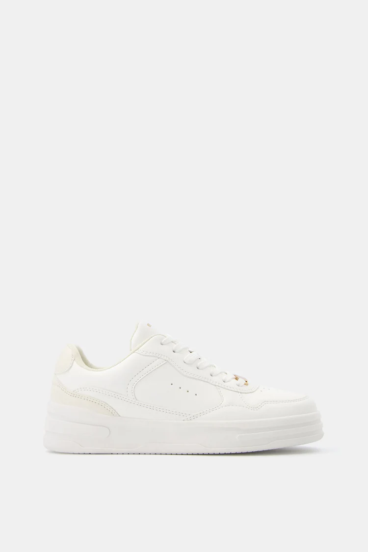 Обувь Bershka: Цвет: https://www.bershka.com/de/sneaker-mit-metallverzierung-c0p152331149.html?colorId=001
