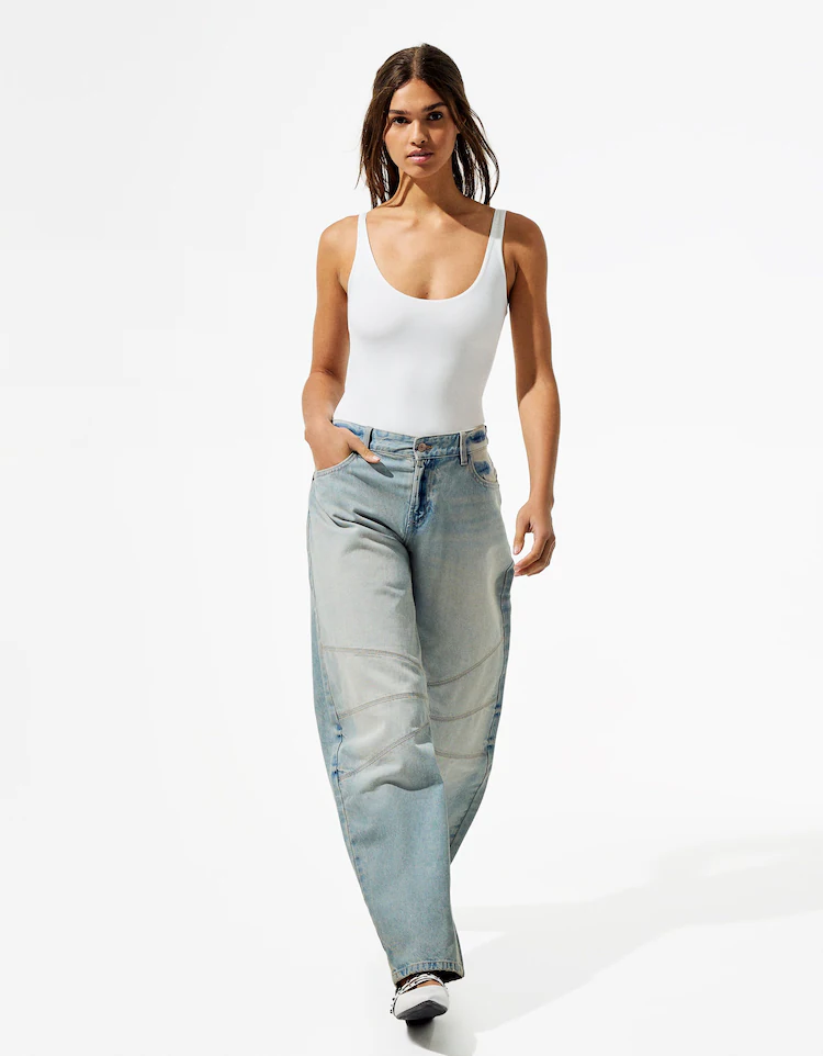 Джинсы Bershka: https://www.bershka.com/de/low-waist-balloon-jeans-mit-niedrigem-bund-und-schlitzen-c0p151908543.html?colorId=426