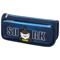 Пенал мягкий ЮНЛАНДИЯ, 2 отделения, полиэстер, "Shark", синий, 21х6х9 см, 270272: Цвет: Пенал-косметичка ЮНЛАНДИЯ "Shark" предназначен для хранения школьных принадлежностей, вмещает до 50 канцелярских предметов стандартного размера. Удобный и вместительный пенал не займет много места в школьном ранце или рюкзаке.
: ЮНЛАНДИЯ
: Китай
: Школа
: Пеналы
: Пеналы мягкие
Выполнен из прочного полиэстера. Размер пенала 21х6х9 см. Имеет два вместительных отделения. Застегивается на молнию с металлическим бегунком. Пенал подходит для хранения как канцелярских принадлежностей, так и других полезных мелочей, таким образом может выполнять роль универсальной сумочки-косметички, которую можно всегда взять с собой.Поставляется в прозрачном полиэтиленовом пакете с картонным подвесом.