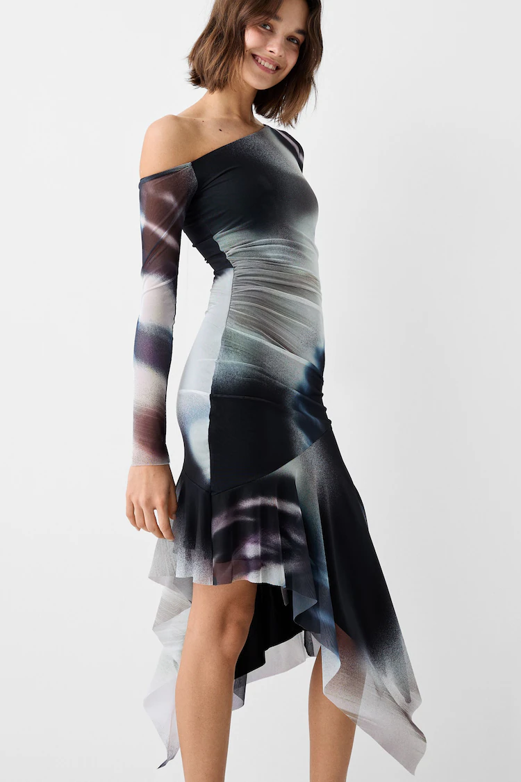 Платье Bershka: https://www.bershka.com/de/asymmetrisches-midikleid-mit-langen-%C3%A4rmeln-und-print-c0p149846157.html?colorId=470