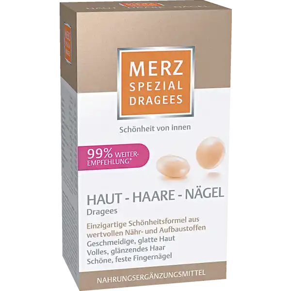 Merz Spezial Dragees Haut  Haare  Ngel: Цвет: Produktbeschreibung und details Merz Spezial Dragees enthalten eine spezielle Formel von wichtigen aufeinander abgestimmten Nhr und Aufbaustoffen Die Versorgung von Haut Haaren und Fingerngeln wird wirkungsvoll untersttzt Geschmeidige glatte Haut Folsure und Vitamin B untersttzen die natrliche Zellteilungsfunktion der Haut Eisen ist wichtig fr die Sauerstoffversorgung Vitamin E und C tragen zum Schutz der Haut vor freien Radikalen oxidativem Stress bei Diese knnen zu vorzeitiger Hautalterung fhren So hilft diese Nhrstoffzusammensetzung die Haut geschmeidig und glatt zu erhalten und verleiht ihr eine natrlichgesunde Ausstrahlung Volles krftiges und glnzendes Haar Spezielle Nhrstoffe wie Biotin und Zink sind wichtig fr die biologischen Vorgnge und tragen zur Erhaltung normaler Haare bei Nur gesunde Haare zeigen Glanz Elastizitt und eine krftige Haarstruktur Schne und feste Fingerngel Der Nhrstoff Zink trgt zur Erhaltung normaler Ngel bei und untersttzt so das Wachstum der Ngel von innen Lebensmittelunternehmer Name Merz Consumer Care GmbH Adresse  Frankfurt UrsprungslandHerkunftsort Made in Germany Rechtlich vorgeschriebene Produktbezeichnung Nahrungsergnzungsmittel mit Vitaminen und Spurenelementen Zutaten Saccharose LAKTOSE  Trennmittel Talkum LAscorbinsure Vitamin C  Fllstoff Mikrokristalline Cellulose Farbstoff Titandioxid Nicotinamid Niacin  Fllstoff Gummi Arabicum DLalphaTocopherylacetat Vitamin E  Eisenfumarat  Palml Strke Gelatine CalciumDPantothenat  Fllstoff Mannit Zinkoxid  Pyridoxinhydrochlorid Vitamin B  Thiaminmononitrat Vitamin B  Glucosesirup Riboflavin Vitamin B  Retinylacetat Vitamin A  Pteroylmonoglutaminsure Folsure  DBiotin  Cyanocobalamin Vitamin B  berzugsmittel Carnaubawachs Bienenwachs Trennmittel Siliciumdioxid Magnesiumsalze der Speisefettsuren Farbstoffe Eisenoxid rot Indigotin Nhrwerte Durchschnittliche Nhrwertangaben pro  Portion Tagesdosis  Dragees NRV Eisen  mg   Zink  mg   Vitamin A  g   Vitamin E  mg   Vitamin C  mg   Vitamin B Thiamin  mg   Vitamin B Riboflavin  mg   Niacin  mg   Vitamin B  mg   Folsure  g   Vitamin B  g   Biotin  g   Pantothensure  mg   Anwendung und Gebrauch  x tglich  Dragee mit Flssigkeit verzehren Es empfiehlt sich Merz Spezial Dragees mindestens    Wochen anzuwenden denn Schnheit braucht Zeit Die Haut braucht zur Rundumerneuerung ca  Monat Die Haare wachsen pro Monat ca  cm Die Ngel wachsen ca  mm pro Monat Gebrauch Aufbewahrung und Verwendung Aufbewahrungs und Verwendungsbedingungen Fr kleine Kinder unzugnglich aufbewahren Vor Hitze und direkter Lichteinstrahlung schtzen Warnhinweise und wichtige Hinweise Warnhinweise Die empfohlene tgliche Verzehrsmenge darf nicht berschritten werden Nahrungsergnzungsmittel sind kein Ersatz fr eine abwechslungsreiche und ausgewogene Ernhrung die zusammen mit einer gesunden Lebensweise von Bedeutung ist
https://www.rossmann.de/de/gesundheit-merz-spezial-dragees-haut---haare---naegel/p/4008491128308