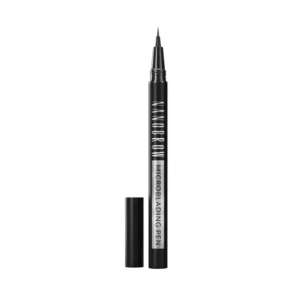 Nanobrow Microblading Pen Ash Blonde: Цвет: Produktbeschreibung und details Der przise Augenbrauenmarker Nanobrow Microblading Pen wurde von einer Technik im Rahmen des Permanent Makeups inspiriert Er ist eine fantastische Alternative zu schmerzhaftem Microblading Seine sehr dnne Spitze zeichnet problemlos superdnne Linien die den natrlichen Hrchen tuschend hnlich sehen Der Nanobrow Augenbrauenmarker ermglicht es Ihnen ein perfektes AugenbrauenMakeup zu erzielen die Augenbrauen optisch zu verdichten und einzelne Hrchen dort zu zeichnen wo es Lcken im Augenbrauenbogen gibt Das ist eine schmerzlose Methode fr schne dichte und volle Augenbrauen Der Augenbrauenmarker von Nanobrow ist wasserfest und haltbar sodass das Makeup  Stunden lang anhlt Die vegane hochpigmentierte Formel verschmiert nicht und ist unempfindlich gegen Schwei Mit dem Nanobrow Augenbrauenmarker erzielen Sie hnliche MakeupEffekte wie nach Microblading Kontaktdaten Trendmarkt Limited spk Chmielna   Warszawa Polska nanobrowde UrsprungslandHerkunftsort USA Anwendung und Gebrauch Schminken Sie den ausgewhlten Augenbrauenteil mit kurzen Bewegungen So schaffen Sie dnne przise Linien die den natrlichen Hrchen tuschend hnlich sehen Der Applikator ermglicht es Ihnen Lcken im Augenbrauenbogen zu fllen und so Ihre Augenbrauen optisch zu verdichten Gebrauch Aufbewahrung und Verwendung Aufbewahrungs und Verwendungsbedingungen Khl und trocken lagern Direkte Sonneneinstrahlung vermeiden Inhaltsstoffe Aqua StyreneAcrylates Copolymer Propylene Glycol Ammonium Acrylates Copolymer Sodium Laureth Sulfate Phenoxyethanol Sodium Dehydroacetate Ethylhexylglycerin CI  CI  CI  CI  CI  Warnhinweise und wichtige Hinweise Warnhinweise Auerhalb der Reichweite von Kindern aufbewahren Produkt nur wie beschrieben verwenden Kontakt mit Augen und Schleimhuten vermeiden Nicht verwenden whrend der Schwangerschaft Stillzeit oder Chemotherapie Fr Personen unter  Jahren nicht geeignet
https://www.rossmann.de/de/make-up-nanobrow-microblading-pen-ash-blonde/p/5905669547574