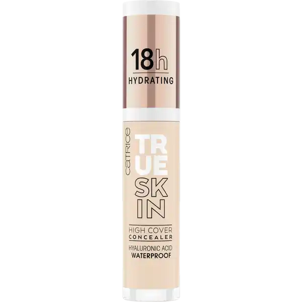 Catrice True Skin High Cover Concealer 005: Цвет: https://www.rossmann.de/de/make-up-catrice-true-skin-high-cover-concealer-005/p/4059729277077
Produktbeschreibung und details Der True Skin High Cover Concealer mit Hyaluronsure spendet  Stunden lang Feuchtigkeit und verbindet hervorragende Coverage und leichte Textur mit optimaler Pflege Die wasserfeste Formulierung verschmilzt mit der Haut ohne sich in feinen Linien abzusetzen und deckt dennoch hervorragend ab Kontaktdaten cosnova GmbH Am Limespark  D Sulzbach am Taunus wwwcatricede  UrsprungslandHerkunftsort Italien Anwendung und Gebrauch Trage den Concealer einfach auf dunkle Schatten Rtungen und Unreinheiten auf und verblende ihn sanft mit klopfenden Bewegungen mit dem Ringfinger Inhaltsstoffe AQUA WATER TALC DIMETHICONE DICAPRYLYL ETHER CETYL PEGPPG DIMETHICONE GLYCERIN ISODODECANE TRIMETHYLSILOXYSILICATE SODIUM HYALURONATE TOCOPHEROL HYDROGEN DIMETHICONE SODIUM CHLORIDE MAGNESIUM SULFATE POLYSILICONE DISTEARDIMONIUM HECTORITE STEVIA REBAUDIANA EXTRACT PROPYLENE CARBONATE ETHYLHEXYLGLYCERIN LAURETH ALUMINUM HYDROXIDE PHENOXYETHANOL SODIUM DEHYDROACETATE POTASSIUM SORBATE BENZOIC ACID DEHYDROACETIC ACID SORBIC ACID PARFUM FRAGRANCE CI  CI  CI  IRON OXIDES CI  TITANIUM DIOXIDE