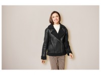 Damen Bikerjacke, gef?ttert mit warmem Lammfellimitat: Цвет: Beschreibung
Farbe: braun; schwarz
Merkmal: Velourslederoptik
Besonderheit: Lammfellimitat
? Mit asymmetrischem Rei?verschluss
? Seitliche Eingrifftaschen
? Schnalle am Kragen
esmara® Damen Bikerjacke, gef?ttert mit warmem Lammfellimitat
Eigenschaften
Hergestellt mit recyceltem Material
Angenehm weiche Velourslederoptik, gef?ttert mit warmem Lammfellimitat
Mit asymmetrischem Rei?verschluss und breitem Reverskragen
Seitliche Eingrifftaschen
?rmelabschluss mit Lammfellimitat
Mit hochwertigem, recyceltem YKK-Markenrei?verschluss
Optimale Passform durch das Elasthan LYCRA®
Produktmerkmale
Farbe: braun; schwarz
Muster: -
Detail: Schnalle am Kragen
Schnitt: leger
Kragenform: breiter Reverskragen
Material: Obermaterial: 92 % Polyester (recycelt), 8% Elasthan (LYCRA®)
Innenseite: 100 % Polyester (recycelt)
Pflegehinweis: waschen bei max. 30 °C (Pflegeleicht)
nicht bleichen
nicht im W?schetrockner trocknen
nicht b?geln
nicht trockenreinigen
Gr??e: XS(32/34) - L(44/46)
Meine Lidl-Gr??e – so einfach gehts
Einfach den Lidl-Gr??enrechner besuchen. F?r deine Personengruppe und Produktgruppe die gemessenen K?rperma?e eintragen und dann den Berechnen-Button bet?tigen. Schon wird dir deine Gr??e angezeigt.
OEKO-TEX® STANDARD 100
Gepr?ft auf Schadstoffe
Zertifizierungsnummer: 22.0.99960 Hohenstein HTTI
STANDARD 100 by OEKO-TEX® ist die weltweit bekannteste, unabh?ngige Zertifizierung schadstoffgepr?fter Textil- und Lederprodukte aller Art – vom Garn und den Stoffen bis hin zum gebrauchsfertigen Artikel. Das Label best?tigt, dass ein Textil- oder Lederprodukt auf mehr als 300 Schadstoffe gepr?ft wurde.
GRS – Global Recycled Standard
Benutzung ab 92 % recyceltem Material
Zertifizierungsnummer: CU 851646
Aus Alt mach Neu: Durch die Wiederverwendung bereits genutzter Materialien werden wertvolle Ressourcen gespart. GRS erm?glicht die Ermittlung und l?ckenlose R?ckverfolgung des im Produkt verwendeten Recyclingmaterials. Dabei werden neben der kompletten Lieferkette von der Sammelstelle bis in die Filiale zus?tzlich soziale und ?kologische Kriterien ?berpr?ft.
Hohenstein
Das passt perfekt
Das Pr?finstitut HOHENSTEIN f?hrt seit rund 60 Jahren Reihenmessungen und Studien zur Erfassung der K?rperma?e durch. Mit Nutzung der 3-D-Bodyscannertechnologie werden die realen K?rperformen visualisiert und in verl?ssliche Gr??entabellen umgerechnet. Bewertungen4.6/5(23)
