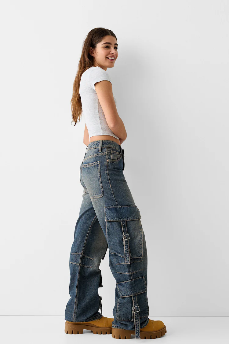 Джинсы Bershka: https://www.bershka.com/de/baggy-cargojeans-mit-riemen-c0p149435553.html?colorId=400