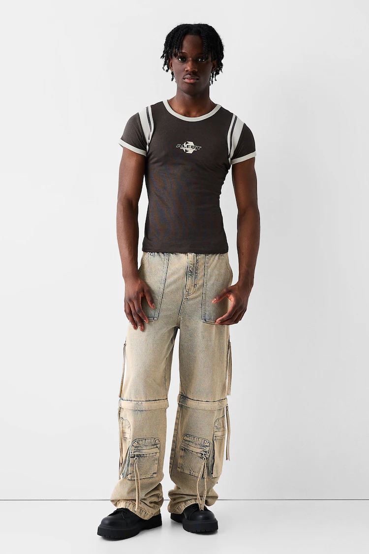 Джинсы Bershka: https://www.bershka.com/de/cargo-jeans-im-super-baggy-fit-c0p157414393.html?colorId=426&stylismId=13