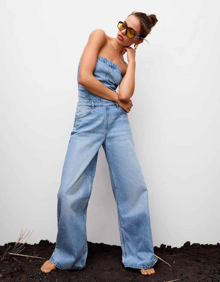 Платье Bershka: https://www.bershka.com/de/langer-jeans-jumpsuit-mit-weitem-bein-und-bandeau-top-c0p152876935.html?colorId=428