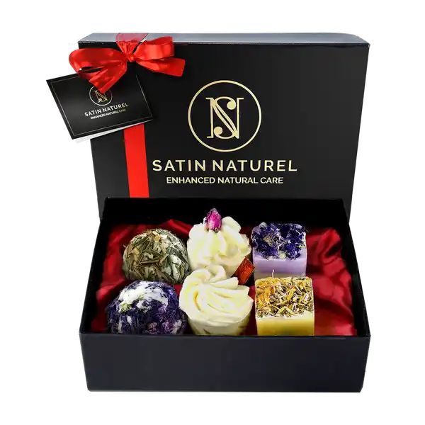 Satin Naturel BIO Badepralinen Divine Moments Geschenkset: Цвет: Produktbeschreibung und details Fr gttliche Momente  Die handgefertigten Badepralinen verwhnen Deine Sinne mit verfhrerischen Dften und pflegen mit natrlicher Shea und Kakaobutter Perfekt fr einen entspannenden Wellnesstag zu Haus  handgefertigte Badepralinen mit individuellen Aromen spenden Feuchtigkeit entspannen ampamp verwhnen eine elegante Geschenkidee zu jedem Anlass Anwendung und Gebrauch Lass warmes Wasser in Deine Wanne einlaufen und fge die Badepraline Deiner Wahl hinzu Jede Badepraline reicht fr ein bis zwei Wannenbder Nimm Dir gengend Zeit zum Entspannen  Du hast es Dir verdient Nach dem Baden solltest Du Dich nur mit Wasser abduschen und nicht einseifen damit die wohltuenden Inhaltsstoffe Deine Haut tiefgrndig pflegen knnen Sie empfehlen Dir die Badewanne nach Benutzung zu reinigen da Rutschgefahr durch die Rckstnde bestehen kann Gebrauch Aufbewahrung und Verwendung Aufbewahrungs und Verwendungsbedingungen Khl lagern Inhaltsstoffe Natriumbicarbonat Bio Kakao Butter Theobroma Cacao Bio Mais Strke Zea Mays Zitronensure Bio Shea Butter Butyrospermum Parkii Sodium Cocoyl Isethionate Echte Bio Zimtbaum Rinde Cinnamomum Zeylanicum Bio Kokosnuss l Cocos Nucifera Natriumdodecylsulfoacetat nat Tensid Bio Sanddorn l Hippophae Rhamnoides Bio Malve Blten Malva Sylvestris Bio Zitronengras Blatt Cymbopogon Flexuosus Bio ProvenceRose Bltenwasser Rosa Centifolia Bio Zitronengras l Cymbopogon Flexuosus Bio Orange Zestenl Citrus Aurantium Dulcis Chinesischer Bio Zimtbaum l  Cinnamomum Cassia Bio Kornblume Blten Centaurea Cyanus Althaea Officinalis Eibisch Extrakt therisches Bio l Parfum CI  Ultramarin CI  ChlorophyllinKupferKomplex Linalool Cinnamal Limonene Geraniol Citronellol Warnhinweise und wichtige Hinweise Warnhinweise Nur fr die uere Pflege gesunder Haut geeignet Bei Verdacht auf eine allergische Reaktion die Anwendung beenden und einen Arzt konsultieren Nicht zu verwenden wenn Hauterkrankungen oder Allergien auf einen der Inhaltsstoffe bekannt sind ACHTUNG Der Aufdruck quotEXP quot oder hnlich gibt nicht das Verfallsdatum an es handelt sich hier um die Chargennummer des Produktes Diese Nummer dient der Zuordnung des Produkte zu der jeweiligen Charge Die Haltbarkeit Deines Produktes wird ber das Tiegelsymbol angezeigt bspw hier  Monate nach dem ffnen bzw  Monate ungeffnet
https://www.rossmann.de/de/pflege-und-duft-satin-naturel-bio-badepralinen-divine-moments-geschenkset/p/4260464970073