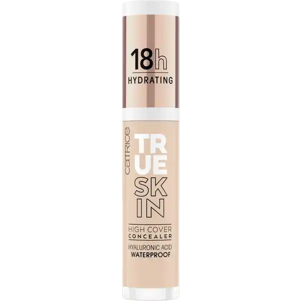 Catrice True Skin High Cover Concealer 010: Цвет: https://www.rossmann.de/de/make-up-catrice-true-skin-high-cover-concealer-010/p/4059729277084
Produktbeschreibung und details Der True Skin High Cover Concealer mit Hyaluronsure spendet  Stunden lang Feuchtigkeit und verbindet hervorragende Coverage und leichte Textur mit optimaler Pflege Die wasserfeste Formulierung verschmilzt mit der Haut ohne sich in feinen Linien abzusetzen und deckt dennoch hervorragend ab Kontaktdaten cosnova GmbH Am Limespark  D Sulzbach am Taunus wwwcatricede  UrsprungslandHerkunftsort Italien Anwendung und Gebrauch Trage den Concealer einfach auf dunkle Schatten Rtungen und Unreinheiten auf und verblende ihn sanft mit klopfenden Bewegungen mit dem Ringfinger Inhaltsstoffe AQUA WATER TALC DIMETHICONE DICAPRYLYL ETHER CETYL PEGPPG DIMETHICONE GLYCERIN ISODODECANE TRIMETHYLSILOXYSILICATE SODIUM HYALURONATE TOCOPHEROL HYDROGEN DIMETHICONE SODIUM CHLORIDE MAGNESIUM SULFATE POLYSILICONE DISTEARDIMONIUM HECTORITE STEVIA REBAUDIANA EXTRACT PROPYLENE CARBONATE ETHYLHEXYLGLYCERIN LAURETH ALUMINUM HYDROXIDE PHENOXYETHANOL SODIUM DEHYDROACETATE POTASSIUM SORBATE BENZOIC ACID DEHYDROACETIC ACID SORBIC ACID PARFUM FRAGRANCE CI  CI  CI  IRON OXIDES CI  TITANIUM DIOXIDE