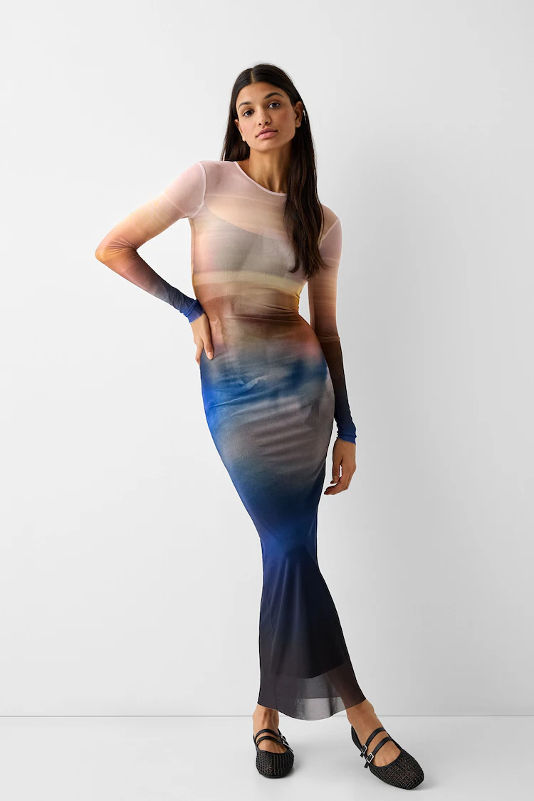 Платье Bershka: https://www.bershka.com/de/langes-t%C3%BCllkleid-mit-langen-%C3%A4rmeln-und-print-c0p150269109.html?colorId=400