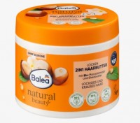 Балеа Масло для волос Natural Beauty 2в1 для завитков, 300 мл: ПРИМЕНЕНИЕ: • В качестве маски: аккуратно массируйте влажные волосы, оставьте на короткое время и тщательно смойте. Подходит для ежедневного мытья волос. Примечание: Избегайте попадания в глаза. При попадании в глаза тщательно промыть водой. • В качестве несмываемого средства: нанести небольшое количество средства на подсушенные полотенцем или сухие волосы и не смывать. СОВМЕСТИМОСТЬ К КОЖЕ: Дерматологически подтверждено, pH нейтральный для кожи.