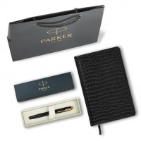 Ручка перьевая PARKER "IM Core Black Lacquer GT", ежедневник А5 черный, пакет, 880900: Цвет: Минимализм и надежность как стиль жизни. Ручки Parker классической коллекции "IM" идеально соответствуют этой формулировке. Изысканные и надёжные, они станут отличным подарком для широкого круга людей.
Лаковое покрытие корпуса глубокого черного цвета превосходно сочетается с позолоченными декоративными элементами. В набор входит ручка в подарочной коробке, ежедневник недатированный А5 черный, подарочный пакет с логотипом PARKER.