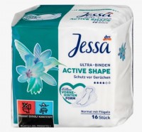 Джесса  Прокладки Ultra Active Shape, 16 шт.: Активная форма с крыльями
Благодаря специальной форме передней части задней части
С экстрактом шелка и витамином Е.
Без ароматизаторов и натурального латекса.
Сумка изготовлена ​​как минимум на 40 % из переработанного материала.
Подушечки Jessa Ultra Active Shape чрезвычайно удобны в ношении благодаря очень мягкой флисовой поверхности. Особая форма повязки с четко выраженными передней и задней частью оптимально адаптируется к любому телу. Обеспечивается надежная фиксация без соскальзывания благодаря двум клейким полоскам и мягким двойным крылышкам из флиса. Кроме того, узкая стелька Active Shape обеспечивает большую гибкость и комфорт. Мощный впитывающий слой быстро удерживает жидкость и любые запахи внутри подушечки. Это означает, что вы получаете длительную свежесть. Очень хорошая совместимость с кожей подтверждена дерматологами. Без ароматизаторов.