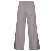 Reebok x Cottweiler Woven Men Pants GU3892: Цвет: https://www.sportspar.com/reebok-x-cottweiler-woven-men-pants-gu3892
Brand: Reebok Cooperation with Cottweiler Material: 100% polyester (of which 87% is recycled) Use: 100% polyester Lining: 100% cotton Brand logo on the left pant leg Elastic waistband with inner cord long, wide trouser legs Trouser leg ends adjustable with drawstring futuristic style loose fit pleasant wearing comfort NEW, with tags &amp; original packaging
