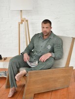 Пижама: Цвет: Производитель: ТМ Оптима Трикотаж
Пол: МУЖСКОЙ
Полотно: кулирная гладь
Состав: хлопок 100%
Возраст: взросл
Пижама мужская состоит из пижамной куртки и брюк. Куртка с отложным воротником, с застежкой на петли и пуговицы. На левой полочке накладной нагрудный кармашек с вышивкой. Рукав длинный втачной на манжете. По линии борта, отлету верхнего воротника и манжету рукава проложен отделочный кант. Низ изделия обработан швом «вподгибку». Брюки прямого силуэта с боковыми карманами, цельнокроеным поясом на резинке.
Пол: Мужчина
1694 руб. - 48 ЗЕЛЁНЫЙ
