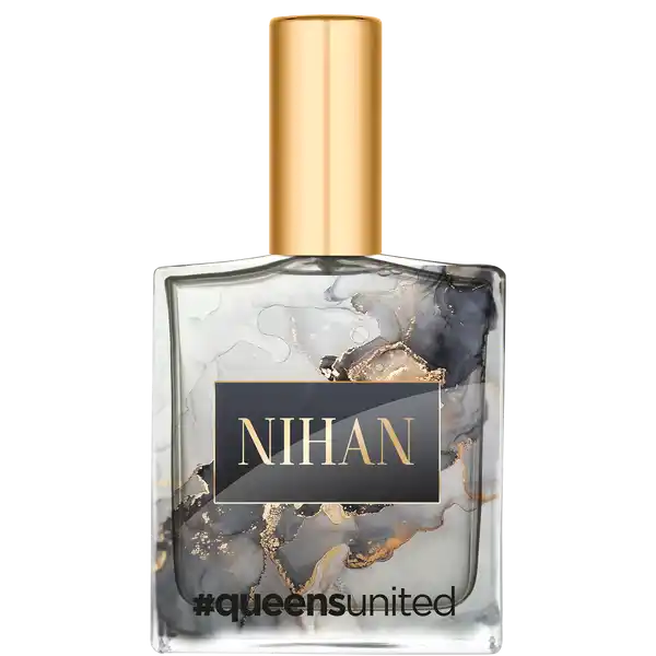 Queens United Nihan Black, EdP 50 ml: Цвет: Produktbeschreibung und details An den groen Erfolg von Nihans Signature Duft aus dem Jahr  anknpfend prsentiert sich dieses neue und einzigartige queensunited Nihan BLACK Eau de Parfum in einem unaussprechlichgeheimnisvollen Design das nur so vor leidenschaftlicher Weiblichkeit und unverwechselbarer Anziehung sprht Die Symbiose aus Gold und Schwarz ist nicht nur unvergleichlich modern sondern verspricht mit seiner zeitlosen Eleganz verfhrerische Sinnlichkeit Gepaart mit einer spannenden Duftkreation aus florientalen Duftnoten und soften GourmandAkzenten ist dieser Duft eine wahre Versuchung und der perfekte Begleiter fr seine starke und selbstbewusste Trgerin Der DUFT Duftrichtung Floriental gourmand Das Eau de Parfum queensunited Nihan BLACK erffnet mit einem temperamentvollen fruchtigstarken Akkord aus Clementine Birne und Pfeffer in der Kopfnote Jasmin und Orangenblten im Herzen verleihen dem Duft seine unwiderstehliche florale Strke whrend Cappuccino fr den besonders exquisiten GourmandTouch sorgt Warm und dezentorientalisch wird die Duftkreation durch Patschuli Zedernholz und Vanille in der Basis wunderbar vollendet und sanft abgerundet Zielgruppe fr Sie Kopfnote Clementine Pfeffer Birne Herznote Jasmin Orangenblten Cappuccino Basisnote Patschuli Zedernholz Vanille Amber Duftfamilie floriental gourmand Kontaktdaten Lifestyle Distribution GmbH  Hamburg wwwlifestyleperfumeseu UrsprungslandHerkunftsort EU Anwendung und Gebrauch Auf die gesunde Haut sprhen Gebrauch Aufbewahrung und Verwendung Aufbewahrungs und Verwendungsbedingungen Vor direkter Sonneneinstrahlung schtzen khl und trocken lagern Inhaltsstoffe Alcohol Denat Aqua Parfum Benzyl Salicylate Hexyl Cinnamal Hydroxycitronellal Linalool Coumarin Limonene Geraniol Citronellol Cinnamyl Alcohol Benzyl Alcohol Benzyl Benzoate Citral Amyl Cinnamal Cinnamal Warnhinweise und wichtige Hinweise Warnhinweise ACHTUNG Entzndbar Darf nicht in die Hnde von Kindern geraten Bei Verschlucken sofort rztlichen Rat einholen und Verpackung vorzeigen
https://www.rossmann.de/de/pflege-und-duft-queens-united-nihan-black-edp-50-ml/p/9120082228992