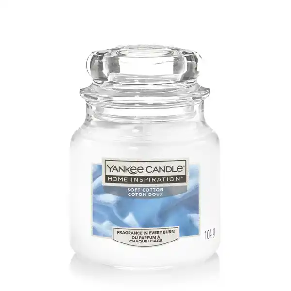 Yankee Candle Kleines Duftglas Soft Cotton: Цвет: Produktbeschreibung und details Brenndauer  Stunden Gewicht  g Wachs hochwertiges Paraffinwachs fr einen sauberen und gleichmigen Abbrand Duft hochwertige Inhaltsstoffe mit natrlichen therischen len kreieren unverwechselbare naturgetreue Dfte Glas laborgeprft um die entsprechende Festigkeit und Konsistenz sicherzustellen  recycelbar und von den meisten Recyclingzentren akzeptiert Docht bleifreie  natrliche Fasern von Hand gestreckt um eine optimale Zentrierung fr den bestmglichen Abbrand zu gewhrleisten Kontaktdaten Yankee Candle Company Europe Limited Cabot Park Poplar Way East Avonmouth Bristol BS YH UK wwwyankeecandlede Inhaltsstoffe Lyral Hexyl Cinnamal Benzyl Salicylate Isocyclemone E Hexyl Salicylate Oils Mandarin Linalool Butyl Cyclohexyl Acetate Octabenzone Warnhinweise und wichtige Hinweise Warnhinweise Lassen Sie eine brennende Kerze niemals unbeaufsichtigt Stellen Sie eine brennende Kerze auerhalb der Reichweite von Kindern und Haustieren Halten Sie zu brennenden Kerzen mindestens  cm Abstand Schtzen Sie Ihre Kerze vor Zugluft Stellen Sie Ihre Kerze immer auf eine ebene und hitzebestndige Oberflche Verhindern Sie dass Rauch entsteht indem Sie den Docht mit einer Dochtschere auf  mm krzen Bewegen Sie niemals eine brennende Kerze Warten Sie bis das Wachs abgekhlt ist Lschen Sie die Kerze immer mit einem Kerzenlscher Von anderen Wrmequellen fernhalten Lassen Sie keine Streichhlzer Dochtabschnitte oder andere Verunreinigungen in das Wachs fallen
https://www.rossmann.de/de/haushalt-yankee-candle-kleines-duftglas-soft-cotton/p/5038581065946