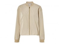 Damen Bomberjacke, mit seitlichen Eingrifftaschen: Цвет: Beschreibung
Farbe: beige; schwarz
Merkmal: geraffter, elastischer Saum
? Seitliche Eingrifftaschen
? Mit hochwertigem, recyceltem YKK-Markenrei?verschluss
esmara® Damen Bomberjacke, mit seitlichen Eingrifftaschen
Eigenschaften
Seitliche Eingrifftaschen
Geraffter, elastischer Saum
Mit hochwertigem, recyceltem YKK-Markenrei?verschluss
Produktmerkmale
Farbe: beige; schwarz
Muster: -
Detail: seitliche Eingrifftaschen, geraffter, elastischer Saum
Schnitt: -
Kragenform: -
Material: Obermaterial/Futter: 100 % Polyester (recycelt)
Pflegehinweis: waschen bei max. 40 °C (Pflegeleicht)
nicht bleichen
schonende Trocknung im W?schetrockner bei max. 60 °C
b?geln bis 110 °C (Stufe 1). Kein B?geln mit Dampf
nicht trockenreinigen
Gr??e: XS (32/34) - L (44/46)
Meine Lidl-Gr??e – so einfach gehts
Deine Gr??e findest du in der Lidl-Gr??entabelle.
OEKO-TEX® STANDARD 100
Gepr?ft auf Schadstoffe
Zertifizierungsnummer: 23.HCN.93721 Hohenstein HTTI
STANDARD 100 by OEKO-TEX® ist die weltweit bekannteste, unabh?ngige Zertifizierung schadstoffgepr?fter Textil- und Lederprodukte aller Art – vom Garn und den Stoffen bis hin zum gebrauchsfertigen Artikel. Das Label best?tigt, dass ein Textil- oder Lederprodukt auf mehr als 300 Schadstoffe gepr?ft wurde.
Gr?ner Knopf
F?r eine umweltfreundlichere Produktion
Der Gr?ne Knopf ist ein staatliches Siegel f?r nachhaltige Textilien. Sozial. ?kologisch. Staatlich. Unabh?ngig zertifiziert.
Er stellt verbindliche Anforderungen, um Mensch und Umwelt zu sch?tzen. Insgesamt m?ssen 46 anspruchsvolle Sozial- und Umweltstandards eingehalten werden, der Staat legt die Kriterien und Bedingungen f?r den Gr?nen Knopf fest. Die staatliche Deutsche Akkreditierungsstelle (DAkkS) stellt eine unabh?ngige und glaubw?rdige Pr?fung sicher.
GRS – Global Recycled Standard
Benutzung ab 100 % recyceltem Material
Zertifizierungsnummer: CU 851646
Aus Alt mach Neu: Durch die Wiederverwendung bereits genutzter Materialien werden wertvolle Ressourcen gespart. GRS erm?glicht die Ermittlung und R?ckverfolgung des im Produkt verwendeten Recyclingmaterials. Dabei werden neben der kompletten Lieferkette von der Sammelstelle bis in die Filiale zus?tzlich soziale und ?kologische Kriterien ?berpr?ft.
Hohenstein
Das passt perfekt
Das Pr?finstitut HOHENSTEIN f?hrt seit rund 60 Jahren Reihenmessungen und Studien zur Erfassung der K?rperma?e durch. Mit Nutzung der 3-D-Bodyscannertechnologie werden die realen K?rperformen visualisiert und in verl?ssliche Gr??entabellen umgerechnet. Details zur Produktsicherheit
Verantwortliche Person f?r die EU
Verantwortlich f?r dieses Produkt ist der in der EU ans?ssige Wirtschaftsakteur:
Bay City Textilhandels GmbH
An'n Slagboom 7
22848 Norderstedt
GERMANY
- Bewertungen4.3/5(12)
