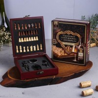 Подарочный набор для вина с шахматами «Золотому человеку»: 