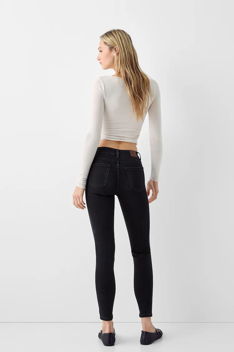 Джинсы Bershka: https://www.bershka.com/de/skinny-fit-jeans-mit-low-waist-c0p149435000.html?colorId=800