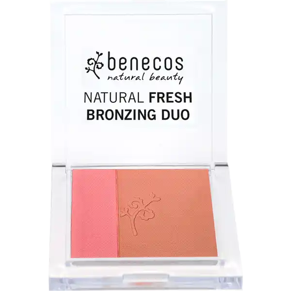 benecos Natural Fresh Bronzing Duo: Цвет: https://www.rossmann.de/de/make-up-benecos-natural-fresh-bronzing-duo/p/4260198092584
Produktbeschreibung und details Von der Sonne geksst Die warmen Braun und Rostne des benecos Fresh Bronzing Duos mit regenerierendem Macadamial hautschtzendem BioRizinusl und zellschtzendem Sonnenblumenl schenken dir einen wunderschnen quotSunnyGlowEffektquot Dein Teint wirkt lebendig perfekt erholt und wie von der Sonne geksst vegan zertifizierte und kontrollierte Naturkosmetik BDIH Kontaktdaten cosmondial GmbH ampamp Co KG Industriestrae b D Sulzbach am Main UrsprungslandHerkunftsort EU Anwendung und Gebrauch Mit dem benecos Rouge Brush auf die Wangen auftragen und zu den Rndern hin sanft verblenden Der braune Farbton passt auch wunderbar auf die quotSonnenterassenquot des Gesichts Schlfen Stirn und die Nasenspitze  auch hier dezent bleiben und schn verblenden Gebrauch Aufbewahrung und Verwendung Aufbewahrungs und Verwendungsbedingungen Wenn das Bronzing Duo leer ist Bestandteile der Verpackung voneinander trennen und in die Wertstoffsammlung Gelber Sack geben Inhaltsstoffe TALC MICA MAGNESIUM STEARATE CAPRYLICCAPRIC TRIGLYCERIDE MACADAMIA INTEGRIFOLIA TETRAPHYLLA SEED OIL RICINUS COMMUNIS CASTOR SEED OIL KAOLIN PANISIC ACID TOCOPHEROL GLYCERYL CAPRYLATE HELIANTHUS ANNUUS SUNFLOWER SEED OIL  MAY CONTAIN TIN OXIDE CI  TITANIUM DIOXIDE CI  IRON OXIDES CI  MANGANESE VIOLET CI  IRON OXIDES CI  IRON OXIDES aus kontrolliert biologischem Anbau  from certified organic agriculture