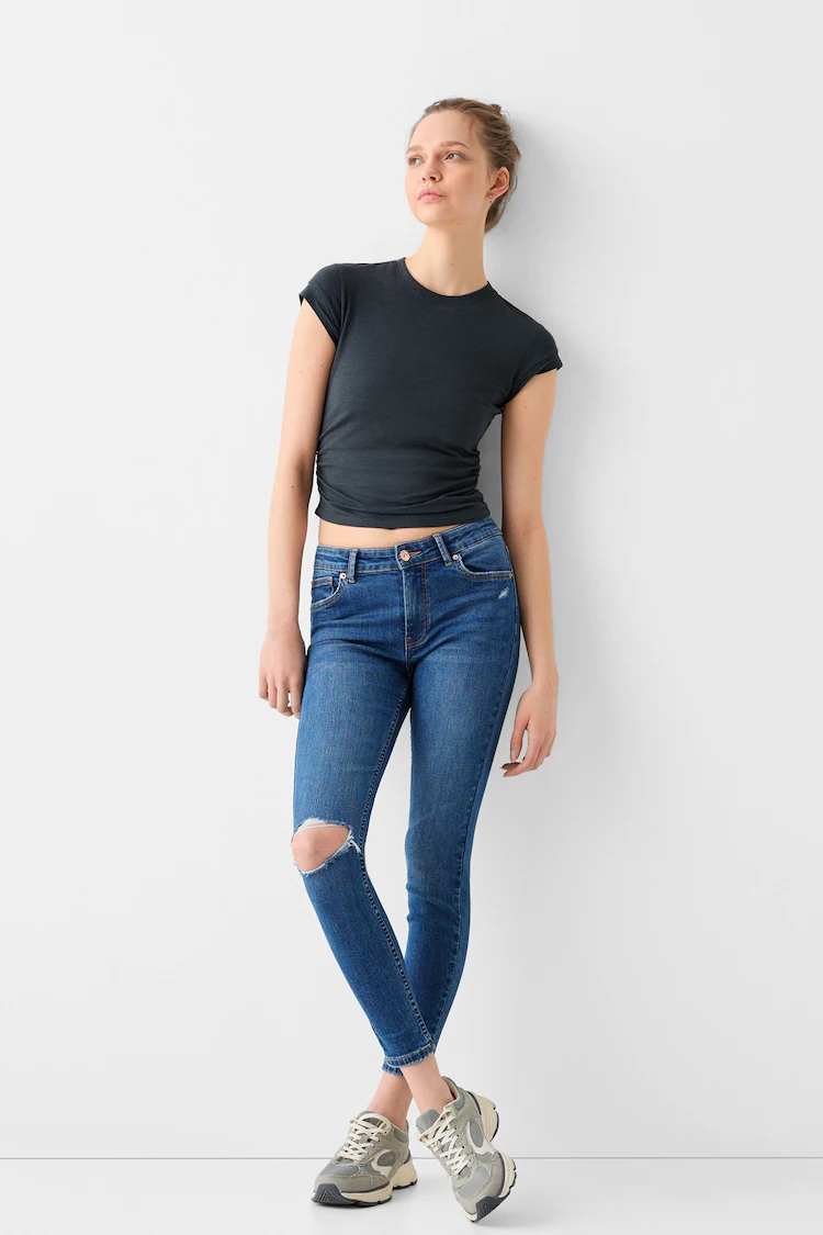 Джинсы Bershka: https://www.bershka.com/de/skinny-jeans-mit-tiefem-bund-c0p152761628.html?colorId=400&stylismId=4