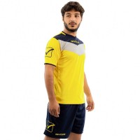 Givova Kit Campo Set Jersey + Shorts yellow / navy: Цвет: Manufacturer: Givova Materials: 100%polyester Mesh panels Manufacturer logo processed on the middle of the chest and the right pant leg Jersey + Shorts Breathable Short sleeve Colored sleeves High wearing comfort and optimal fit New, with tags &amp; original packaging
https://www.sportspar.com/givova-kit-campo-set-jersey-shorts-yellow/navy