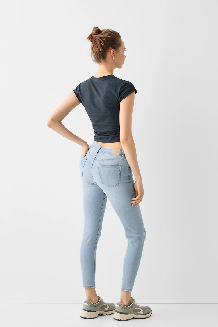 Джинсы Bershka: https://www.bershka.com/de/skinny-jeans-mit-tiefem-bund-c0p152761123.html?colorId=433&stylismId=4