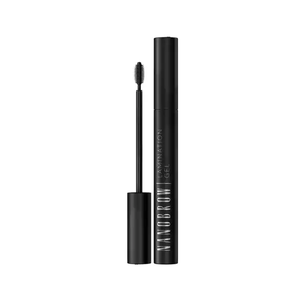 Nanobrow Lamination Gel Black: Цвет: Produktbeschreibung und details Das Nanobrow Augenbrauengel ist ein wunderbares Kosmetikprodukt zum Augenbrauenstyling Es bndigt formt und stylt sogar besonders widerspenstige Hrchen und betont die natrliche Schnheit Ihrer Augenbrauen Dank dieses Augenbrauengels verleihen Sie Ihren Augenbrauen die traumhafte Form und der Effekte bleibt fr viele Stunden beeindruckend Die przise bequeme und richtig geformte Brste trennt und formt Ihre Hrchen Auf diese Art und Weise erzielen Sie professionelle Effekte wie nach der Augenbrauenlaminierung Die leichte und angenehme Konsistenz von Nanobrow Lamination Gel beschwert oder verklebt die Hrchen berhaupt nicht Das Augenbrauengel bewhrt fantastisch als ein selbststndiges Kosmetikprodukt aber es kann auch mit anderen Augenbrauenprodukten kombiniert werden  als die letzte fixierende MakeupEtappe Das Kosmetikprodukt ist einfach in der Anwendung trocknet schnell auf den Hrchen und sichert die maximale Haltbarkeit durch den ganzen Tag Kontaktdaten Trendmarkt Limited spk Chmielna   Warszawa Polska nanobrowde UrsprungslandHerkunftsort USA Anwendung und Gebrauch Tragen Sie das Augenbrauengel mithilfe einer bequemen Brste auf saubere oder vorher geschminkte Augenbrauen auf Wenn Sie Laminierungseffekte erzielen mchten kmmen Sie Ihre Hrchen nach oben Die Silikonspirale trennt przis die Hrchen und stylt sie wunderschn Wenn Sie sich eine strkere Fixierung wnschen brsten Sie die Augenbrauen zuerst nach unten und erst dann in die gewnschte Richtung also nach oben Gebrauch Aufbewahrung und Verwendung Aufbewahrungs und Verwendungsbedingungen Khl und trocken lagern Direkte Sonneneinstrahlung vermeiden Inhaltsstoffe Aqua PVP VPVA Copolymer Alcohol Denat PEG Hydrogenated Castor Oil AcrylatesC Alkyl Acrylate Crosspolymer Triethanolamine Phenoxyethanol Ethylhexylglycerin Disodium EDTA Warnhinweise und wichtige Hinweise Warnhinweise Auerhalb der Reichweite von Kindern aufbewahren Produkt nur wie beschrieben verwenden Kontakt mit Augen und Schleimhuten vermeiden Nicht verwenden whrend der Schwangerschaft Stillzeit oder Chemotherapie Fr Personen unter  Jahren nicht geeignet
https://www.rossmann.de/de/make-up-nanobrow-lamination-gel-black/p/5905669547413