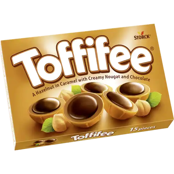 Storck Toffifee: Цвет: Produktbeschreibung und details Smarte Schale reicher Kern In Toffifee steckt was allen schmeckt eine knackige Haselnuss in einer leckeren KaramellSchale zarte Nougatcreme und ein Klecks krftige Schokolade Lebensmittelunternehmer Name August Storck KG Adresse D Berlin wwwtoffifecom toffifeede Rechtlich vorgeschriebene Produktbezeichnung Die Haselnuss  in Caramel  mit Nougatcreme  ampamp Schokolade  Zutaten Zucker pflanzliches Fett HASELNSSE Glukosesirup MOLKENERZEUGNIS Feuchthaltemittel Sorbitsirup gezuckerte kondensierte MAGERMILCH Kakaomasse kondensierte SMOLKE MILCHZUCKER magerer Kakao Kakaobutter BUTTERREINFETT MAGERMILCHPULVER  Rohrzuckersirup Emulgator SOJALECITHIN Salz Aroma Nhrwerte Durchschnittliche Nhrwertangaben pro  g pro  Portion GDA Energie  kj   kcal  kj   kcal   Fett  g  g   davon  gesttigte Fettsuren  g  g Kohlenhydrate  g  g   davon  Zucker  g  g   Eiwei  g  g   Salz  g amplt  g   Gebrauch Aufbewahrung und Verwendung Aufbewahrungs und Verwendungsbedingungen Vor Wrme schtzen Warnhinweise und wichtige Hinweise Warnhinweise Die Angaben zu Zutaten und die gerundeten Durchschnittswerte zu Nhrwerten beziehen sich auf die aktuellen Rezepturen Bei Vernderungen knnen Produkte in bisheriger und in neuer Zusammensetzung im Handel verfgbar sein so dass wir einen ergnzenden Vergleich mit den Angaben auf den Verpackungen empfehlen Abweichungen knnen sich in bergangszeitrumen darber hinaus auch aus neuen gesetzlichen Vorgaben oder anderen vernderten Rahmenbedingungen ergeben
https://www.rossmann.de/de/lebensmittel-storck-toffifee/p/4014400400007