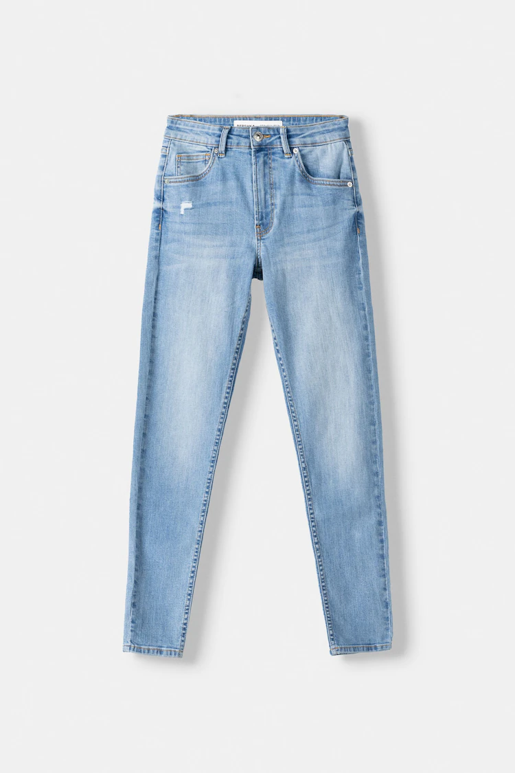 Джинсы Bershka: https://www.bershka.com/de/skinny-jeans-mit-tiefem-bund-c0p152761122.html?colorId=428&stylismId=4