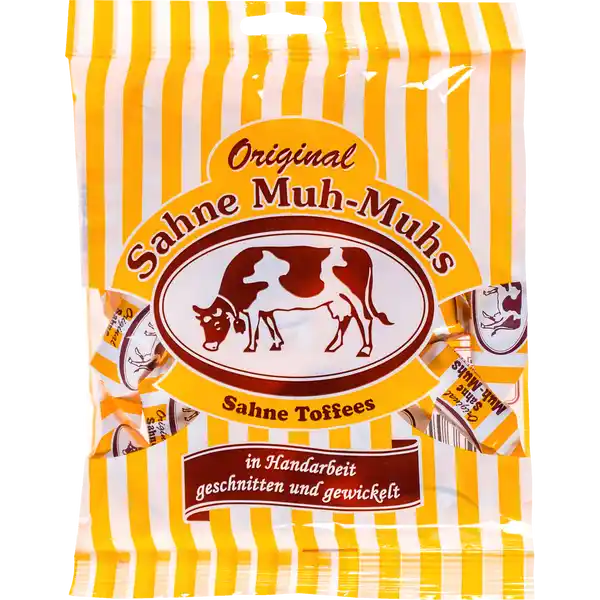 Original Sahne Muh-Muhs Sahne Toffees: Цвет: Produktbeschreibung und details Beste Zutaten viel Liebe und traditionelle Handarbeit machen die Original Sahne MuhMuhs Toffees zu etwas ganz Besonderem Die ToffeeMasse wir noch heute handgeschnitten genau wie vor  Jahren Dann wird jedes Sahne Toffee von Hand in das legendre gelbwei gestreifte Papier gewickelt Nur so behlt jedes einzelne Toffe seine unverwechselbare Konsistenz und seinen sahnigen Geschmack ohne Farbstoffe ohne Konservierungsstoffe Lebensmittelunternehmer Name PICO Food GmbH Adresse Bietigheimer Str    Tamm wwwmuhmuhsde UrsprungslandHerkunftsort EU Rechtlich vorgeschriebene Produktbezeichnung Weichkaramellen Zutaten Zucker MILCH  Glukosesirup SAHNE  BUTTER  Aroma Nhrwerte Durchschnittliche Nhrwertangaben pro  g Energie  kj   kcal Fett  g davon  gesttigte Fettsuren  g Kohlenhydrate  g davon  Zucker  g Eiwei  g Salz  g Gebrauch Aufbewahrung und Verwendung Aufbewahrungs und Verwendungsbedingungen Wrmegeschtzt und trocken lagern
https://www.rossmann.de/de/lebensmittel-original-sahne-muh-muhs-sahne-toffees/p/4004363620130