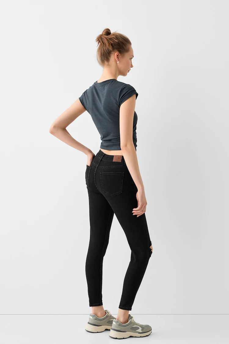 Джинсы Bershka: https://www.bershka.com/de/skinny-fit-jeans-mit-low-waist-c0p152761627.html?colorId=800&stylismId=4