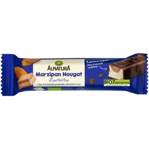 Alnatura Bio Marzipan Nougat Riegel Zartbitter: Цвет: Produktbeschreibung und details Fr besondere Momente In diesem Riegel umschliet knackigfeine Zartbitterschokolade eine aromatische Fllung aus Edelmarzipan und Nussnougat Alle Zutaten fr den Alnatura Riegel MarzipanNougat Zartbitter stammen aus biologischer Landwirtschaft auf den Zusatz von Lecithin wird konsequent verzichtet BioQualitt knackigfeine Zartbitterschokolade gefllt mit aromatischem Edelmarzipan und Nussnougat ohne Lecithinzusatz vegan Lebensmittelunternehmer Name Alnatura GmbH Adresse MahatmaGandhiStr  D Darmstadt wwwalnaturade Bio Zertifikat DEKO UrsprungslandHerkunftsort EUNichtEULandwirtschaft Testurteile Qualittssiegel ampamp Verbandszeichen Rechtlich vorgeschriebene Produktbezeichnung Bio Edelbitterschokolade mit EdelmarzipanNougatFllung Zutaten Edelmarzipan    MANDELN   Rohrohrzucker Wasser Invertzuckersirup Alkohol  Edelbitterschokolade   Kakaomasse  Rohrohrzucker Kakaobutter Bourbonvanilleschote gemahlen Nougat   Rohrohrzucker HASELNSSE    Kakaobutter Kakaomasse Kakao  mindestens in der Schokolade aus biologischer Landwirtschaft Kann Spuren von SOJA MILCH CASHEWNUSS und PISTAZIE enthalten Nhrwerte Durchschnittliche Nhrwertangaben pro  g Energie  kj   kcal Fett  g davon  gesttigte Fettsuren  g Kohlenhydrate  g davon  Zucker  g Ballaststoffe  g Eiwei  g Salz  g Gebrauch Aufbewahrung und Verwendung Aufbewahrungs und Verwendungsbedingungen Trocken lagern vor Wrme schtzen
https://www.rossmann.de/de/lebensmittel-alnatura-bio-marzipan-nougat-riegel-zartbitter/p/0000042247104