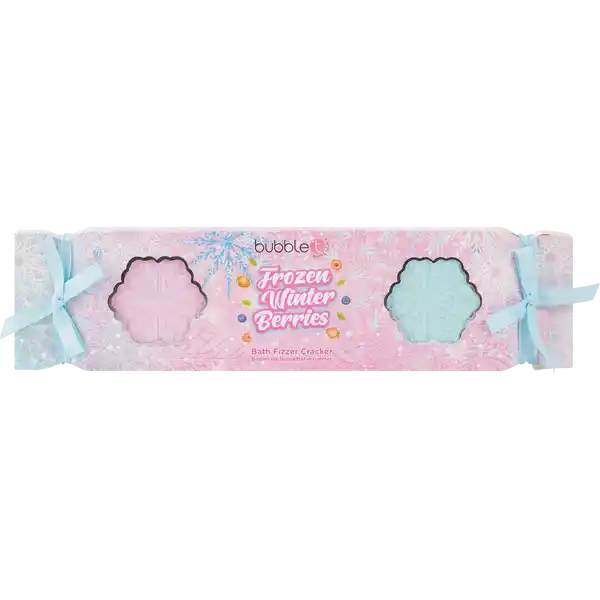 bubble t Geschenkset Winter Berries Cracker: Цвет: Produktbeschreibung und details Dieses Trio ist ideal fr alle Liebhaber von Badezustzen und bietet die perfekte Mglichkeit zur Entspannung Mit den sen Dften von Erdbeere Himbeere und Heidelbeere verwandeln Sie Ihr Badezimmer in dieser Saison in ein fruchtiges Paradies pflegend sprudelnd erfrischend reinigend Kontaktdaten Bubble T Cosmetics Ltd Unit d North Point House New Mallow Road Cork TATP IE wwwbubbletcosmeticscom Anwendung und Gebrauch Geben Sie einfach einen Badefizzer in warmes Wasser und beobachten Sie wie die Magie geschieht Gebrauch Aufbewahrung und Verwendung Aufbewahrungs und Verwendungsbedingungen Vor direktem Sonnenlicht geschtzt aufbewahren Auerhalb der Reichweite von Kindern aufbewahren Inhaltsstoffe Strawberry Sodium Bicarbonate Citric Acid Sodium Sulfate Sodium Carbonate PEG ParfumFragrance AquaWater Linalool CI DampampC Red NO CI FDampampC Red NO Blueberry Sodium Bicarbonate Citric Acid Sodium Sulfate Sodium Carbonate PEG ParfumFragrance AquaWater Linalool CI FDampampC Blue  Raspberry Sodium Bicarbonate Citric Acid Sodium Sulfate Sodium Carbonate PEG ParfumFragrance AquaWater Limonene CI DampampC Red NO CI FDampampC Red NO Warnhinweise und wichtige Hinweise Warnhinweise Dieses Produkt ist nur zur ueren Anwendung bestimmt Nicht trinken Wenn eine Reizung auftritt stellen Sie bitte die Anwendung ein Dies ist kein Lebensmittel Bitte nicht essen oder trinken
https://www.rossmann.de/de/pflege-und-duft-bubble-t-geschenkset-winter-berries-cracker/p/5060591034667