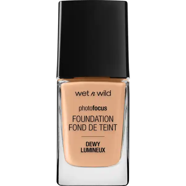 wet n wild Photo Focus Foundation Dewy - CLASSIC BEIGE: Цвет: Produktbeschreibung und details PHOTO FOCUS FOUNDATION DEWY  Diese innovative federleichte multitasking Foundation kreiert mit variabler Deckkraft ein samtig weiches Finish und lsst den Teint absolut ebenmig und makellos wirken Die hoch effiziente feuchtigkeitsspendende Formel verschmilzt frmlich mit der Haut und minimiert dabei sichtbar Poren Was den Style ausmacht ist ein besonderer Glow der sich ber das gesamte Gesicht zieht und die Haut ein wunderbar natrlich frischen Strahlen verleiht Kontaktdaten embb EMPEAK MARKWINS BEAUTY BRANDS GmbH Ludwigstr   Mnchen UrsprungslandHerkunftsort China Anwendung und Gebrauch Kann direkt mit den Fingern oder einem entsprechenden Makeup Tool aufgetragen werden Inhaltsstoffe AQUA CYCLOPENTASILOXANE C ALKYL BENZOATE PEG DIMETHICONE DIPHENYLSILOXY PHENYL TRIMETHICONE ISOPENTYLDIOL BUTYLENE GLYCOL DICAPRYLATEDICAPRATE SYNTHETIC FLUORPHLOGOPITE GLYCERIN PENTYLENE GLYCOL MAGNESIUM SULFATE LAURYL PEG POLYDIMETHYLSILOXYETHYL DIMETHICONE DIMETHICONE PHENOXYETHANOL TRIMETHYLSILOXYSILICATE DISTEARDIMONIUM HECTORITE SORBITAN SESQUIOLEATE VINYL DIMETHICONEMETHICONE SILSESQUIOXANE CROSSPOLYMER DIMETHICONEVINYL DIMETHICONE CROSSPOLYMER ALUMINA SILICA TRIETHOXYCAPRYLYLSILANE ETHYLHEXYLGLYCERIN DISODIUM EDTA TOCOPHEROL CI  CI  CI  CI
https://www.rossmann.de/de/make-up-wet-n-wild-photo-focus-foundation-dewy---classic-beige/p/0077802116093