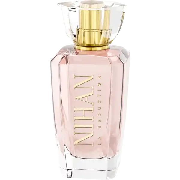 Queens United Nihan La Sduction EdP  ml: Цвет: Produktbeschreibung und details Verfhrerisch und voller Eleganz entfhrt das facettenreiche Eau de Parfum Nihan La Sduction in seiner unbeschreiblichanziehenden Komposition aus Mandel arabischem Jasmin und gersteter Tonkabohne die Sinne auf eine exklusive Reise voller Inspiration und Leidenschaft Das einzigartige Rot spiegelt die Vielfltigkeit der inneren Schnheit wider und bringt die geheimnisvollen Seiten seiner Trgerin zum Vorschein Zielgruppe fr Sie Kopfnote Mandel Karamell Herznote Jasmin Tuberose Basisnote Tonkabohne Kakao Kaffee Duftfamilie Oriental gourmand Kontaktdaten Lifestyle Distribution GmbH D Hamburg wwwlifestyleperfumeseu UrsprungslandHerkunftsort EU Anwendung und Gebrauch Auf die gesunde Haut sprhen Gebrauch Aufbewahrung und Verwendung Aufbewahrungs und Verwendungsbedingungen Vor direkter Sonneneinstrahlung schtzen khl und trocken lagern Inhaltsstoffe ALCOHOL DENAT AQUA PARFUM HEXYL CINNAMAL LINALOOL ETHYLHEXYL METHOXYCINNAMATE BENZYL SALICYLATE HYDROXYCITRONELLAL COUMARIN ETHYLHEXYL SALICYLATE BUTYL METHOXYDIBENZOYLMETHANE BENZYL BENZOATE LIMONENE GERANIOL ISOEUGENOL BENZYL ALCOHOL CITRAL CI  Warnhinweise und wichtige Hinweise Warnhinweise ACHTUNG Entzndbar Darf nicht in die Hnde von Kindern geraten Bei Verschlucken sofort rztlichen Rat einholen und Verpackung vorzeigen
https://www.rossmann.de/de/pflege-und-duft-queens-united-nihan-la-seduction-edp-50-ml/p/9120112224550