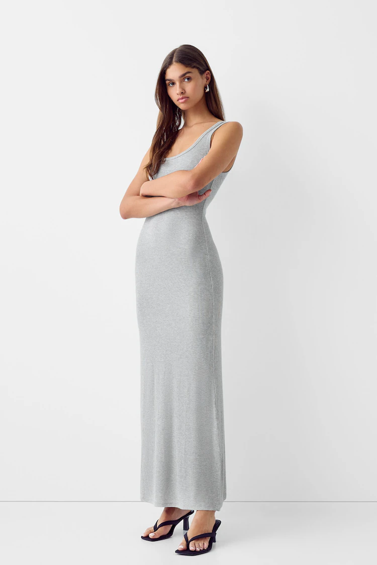 Платье Bershka: https://www.bershka.com/de/tr%C3%A4gerkleid-mit-patentmuster-c0p155592784.html?colorId=812