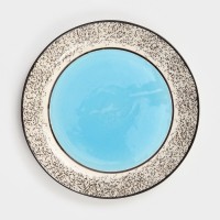 Тарелка керамическая "Персия", плоская, 25 см, синяя, 1 сорт, Иран: Цвет: Керамическая тарелка данной серии - это отличный вариант для тех, кто хочет создать уютную атмосферу за столом, порадовать своих близких красивым обедом и ужином.</p><h3>Она имеет ряд преимуществ:</h3><ul><li>выполнена из высококачественной керамики, что обеспечивает прочность и долговечность;</li><li>керамика является экологически чистым материалом, не содержит вредных веществ;</li><li>легко моется;</li><li>форма тарелки позволяет красиво оформить блюда и сделать подачу более привлекательной.</li></ul><h3>Эксплуатация:</h3><ul><li>керамическую посуду можно использовать только для запекания блюда в печи, духовке. На открытый огонь (газовую, электрическую плиту с конфорками) ее ставить нельзя;</li><li>нельзя подвергать керамическую посуду резким перепадам температуры (например, ставить керамический горшочек с помещенными внутрь продуктами для приготовления в раскаленную духовку);</li><li>для мытья рекомендуется использовать горячую воду, пищевую соду или мягкие моющие средства;</li><li>перед первым использованием керамическую посуду рекомендуется замочить в прохладной воде. Вода должна покрывать изделие целиком.</li></ul>
: Керамика ручной работы
