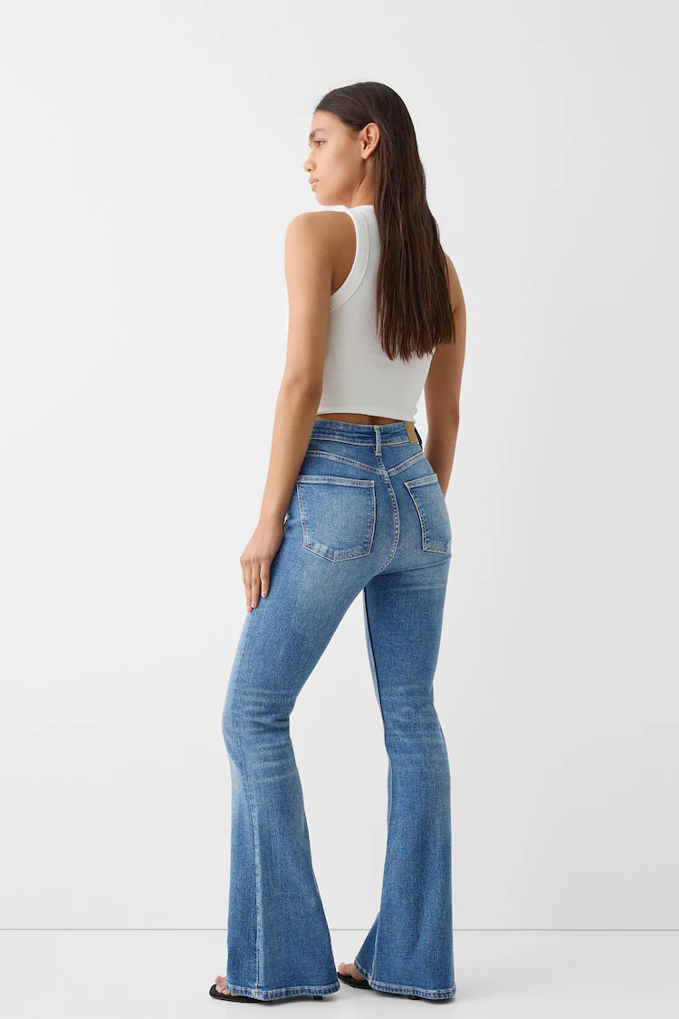 Джинсы Bershka: https://www.bershka.com/de/jeans-schlaghose-c0p152031178.html?colorId=428