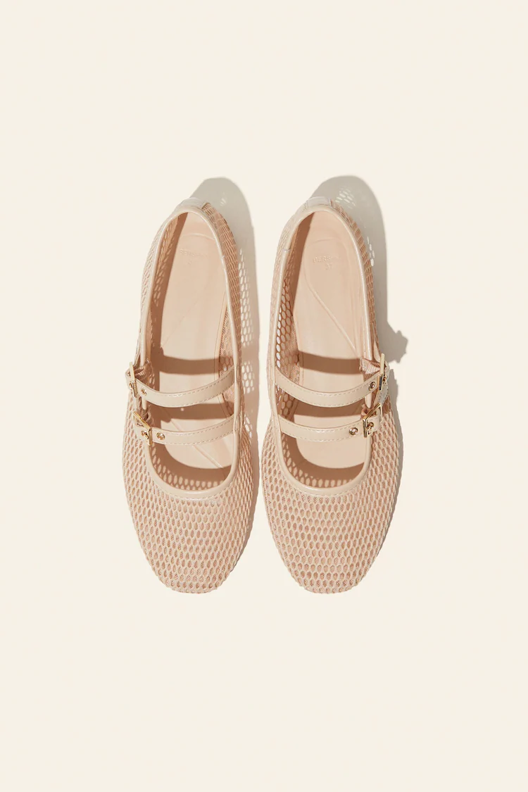 Обувь Bershka: Цвет: https://www.bershka.com/de/ballerinas-mit-mesh-und-schnallen-c0p151155727.html?colorId=102
