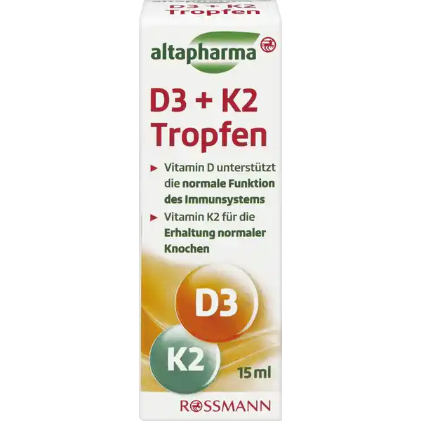 altapharma D3 + K2 Tropfen: Цвет: https://www.rossmann.de/de/gesundheit-altapharma-d3--k2-tropfen/p/4068134002600
Produktbeschreibung und details Vitamin D wird von unserem Krper mit Hilfe der Sonnenstrahlung gebildet Vitamin D trgt unter anderem zu einer normalen Funktion des Immunsystems zur Erhaltung normaler Knochen und Zhne sowie zur Erhaltung einer normalen Muskelfunktion bei Vitamin K ergnzt hierbei die positiven Effekte des Vitamin D optimal Die altapharma D  K Tropfen kombinieren beide Nhrstoffe und tragen somit optimal zur Untersttzung des Immunsystems bei und zum Erhalt einer normalen Muskelfunktion Vitamin D untersttzt die normale Funktion des Immunsystems Vitamin K fr die Erhaltung normaler Knochen laktosefrei glutenfrei vegetarisch Kontaktdaten Dirk Rossmann GmbH Isernhgener Strae   Burgwedel wwwrossmannde UrsprungslandHerkunftsort EU Zutaten MCTl aus Kokos l Cholecalciferol Menachinon Laktosefrei glutenfrei Vegetarisch Nhrwerte Nhrwertbeschreibung Vitamin D g pro Portion pro  Tropfen  ml  NRV pro  Tropfen Vitamin K g pro Portion pr  Tropfen  ml  NRV pro  Tropfen  der Nhrwertbezugswerte NRV Nutrient Reference Values Anwendung und Gebrauch  Tropfen pro Tag unverdnnt einnehmen  Tropfen entsprechen  I E Vitamin D Einheiten Bitte die Flssigkeit nicht bis zum oberen Rand der Glaspipette einziehen Gebrauch Aufbewahrung und Verwendung Aufbewahrungs und Verwendungsbedingungen Trocken vor Wrme und Licht geschtzt aufbewahren Warnhinweise und wichtige Hinweise Warnhinweise Bei Einnahme von Blutgerinnungshemmern nur nach Rcksprache mit dem Arzt verwenden Bitte auerhalb der Reichweite von Kindern aufbewahren Die empfohlene Verzehrsmenge darf nicht berschritten werden Nahrungsergnzungsmittel sind kein Ersatz fr eine ausgewogene abwechslungsreiche Ernhrung sowie eine gesunde Lebensweise