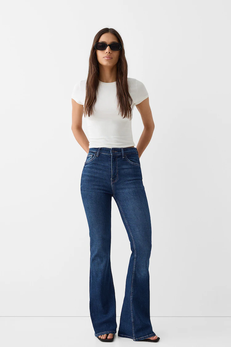 Джинсы Bershka: https://www.bershka.com/de/jeans-schlaghose-c0p152031176.html?colorId=401